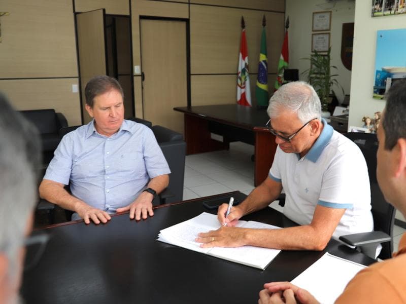 Prefeito Jair Franzner transmite o cargo ao vice, João Pereira