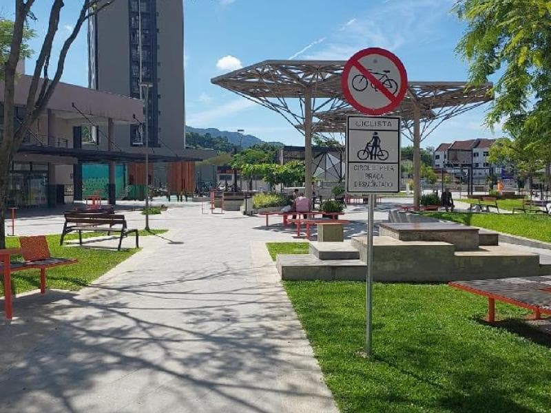 É proibido andar embarcado em bicicleta no calçadão e na praça central