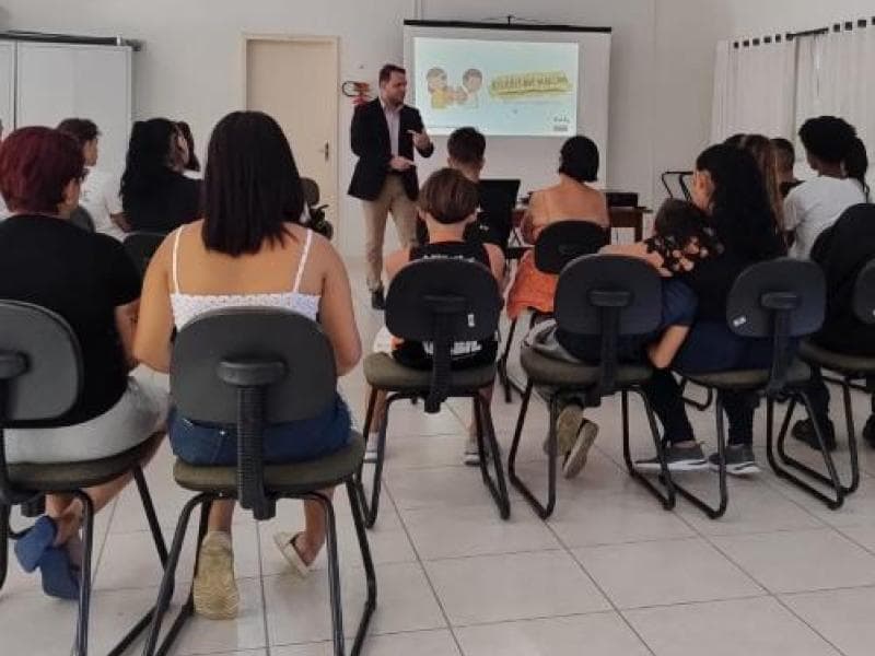 Orientações a adolescentes e familiares atendidos pelo Creas