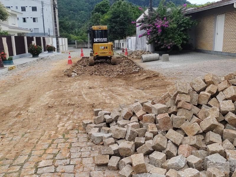 Manutenção em ruas pavimentadas com paralelepípedo