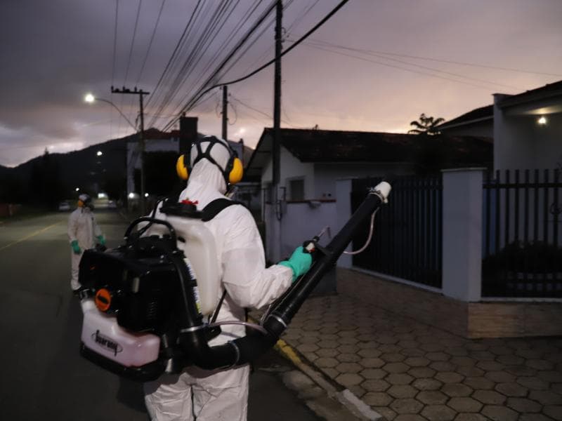 Aplicação de fumacê em ruas do bairro Czerniewicz