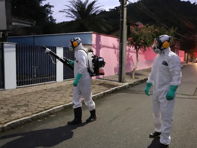 Aplicação de fumacê em ruas do bairro Vila Lenzi