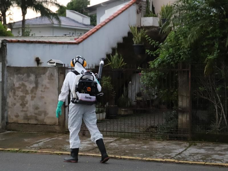 Aplicação de fumacê em ruas do bairro Vila Nova