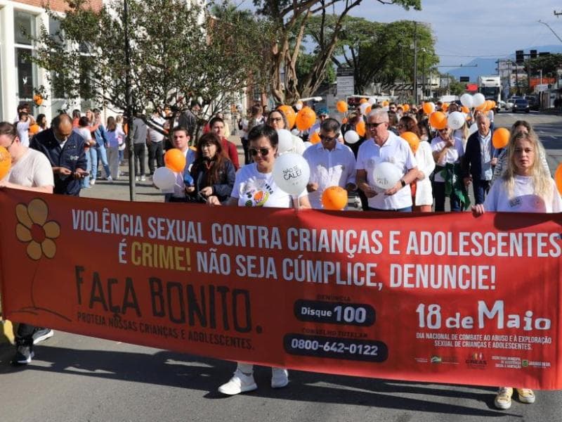 Passeata pede o fim da violência contra crianças e adolescentes