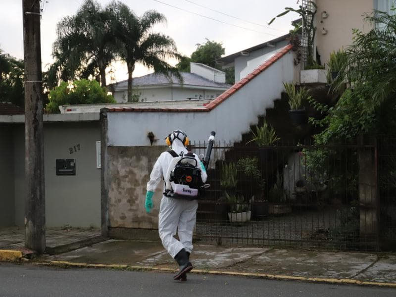 Aplicação de fumacê em ruas do bairro Tifa Martins