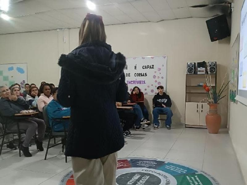 Saúde promove palestra para alunos do Ceja