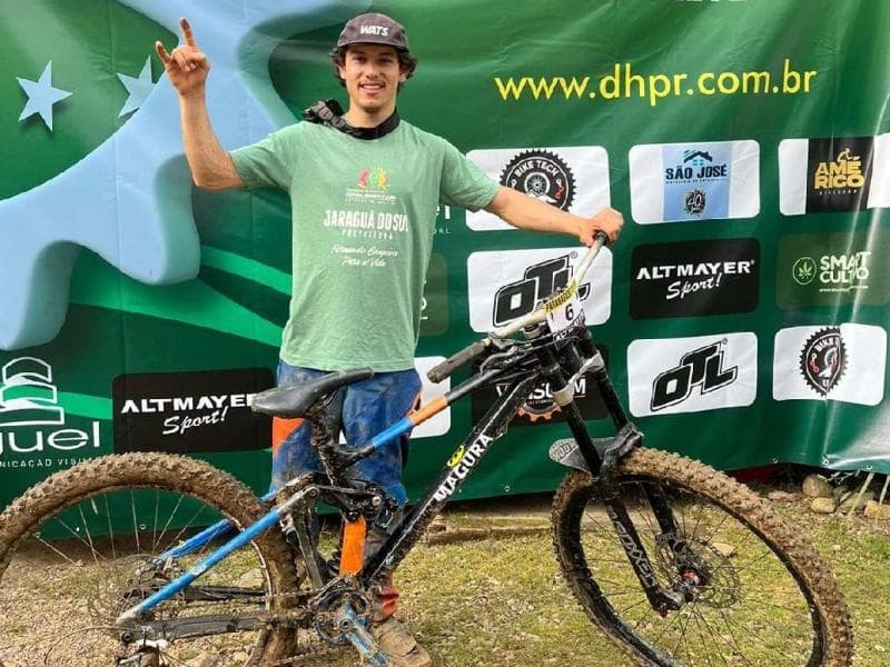 Ciclista jaraguaense conquista título no Desafio Mata Atlântica de Downhill