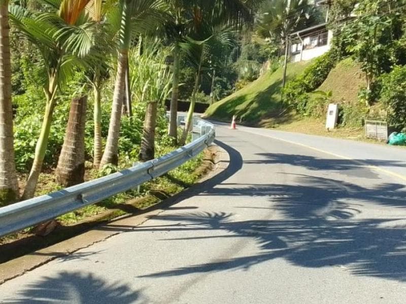 Jaraguá do Sul reforça segurança viária com defensas metálicas