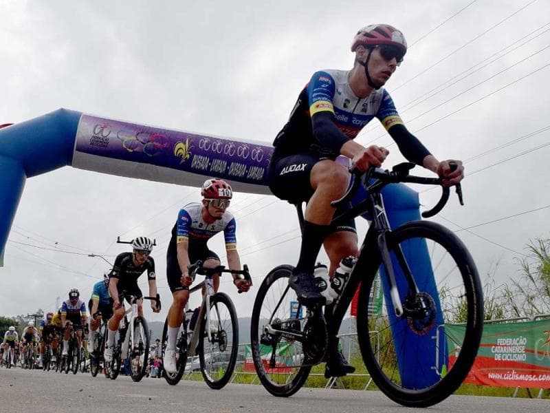 Jaraguaenses pedalam em casa e garantem troféus no Estadual de Ciclismo de Estrada