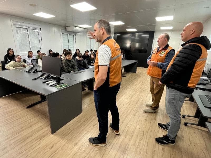 Alunos participam do programa Defesa Civil na Escola