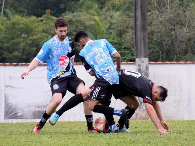 Bola rola em oito jogos no Campeonato Varzeano