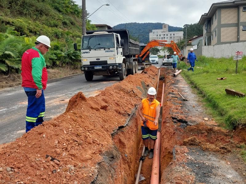 Samae executa obra na Rua Emma Rumpel Bartel