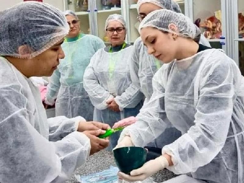 Profissionais do Centro de Especialidades Odontológicas passam por treinamentos