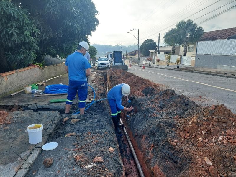 Samae executa obra na Rua Benjamin Stein