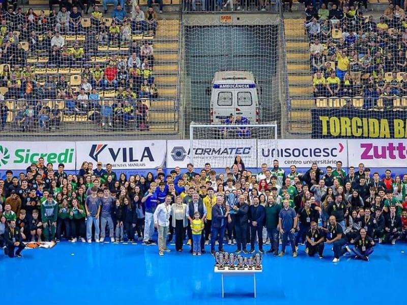 Atletas dos joguinhos são homenageados durante jogo do Jaraguá Futsal